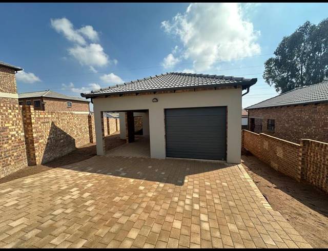 3 BEDROOM TOWNHOUSE FOR SALE IN WITBANK CENTRAL